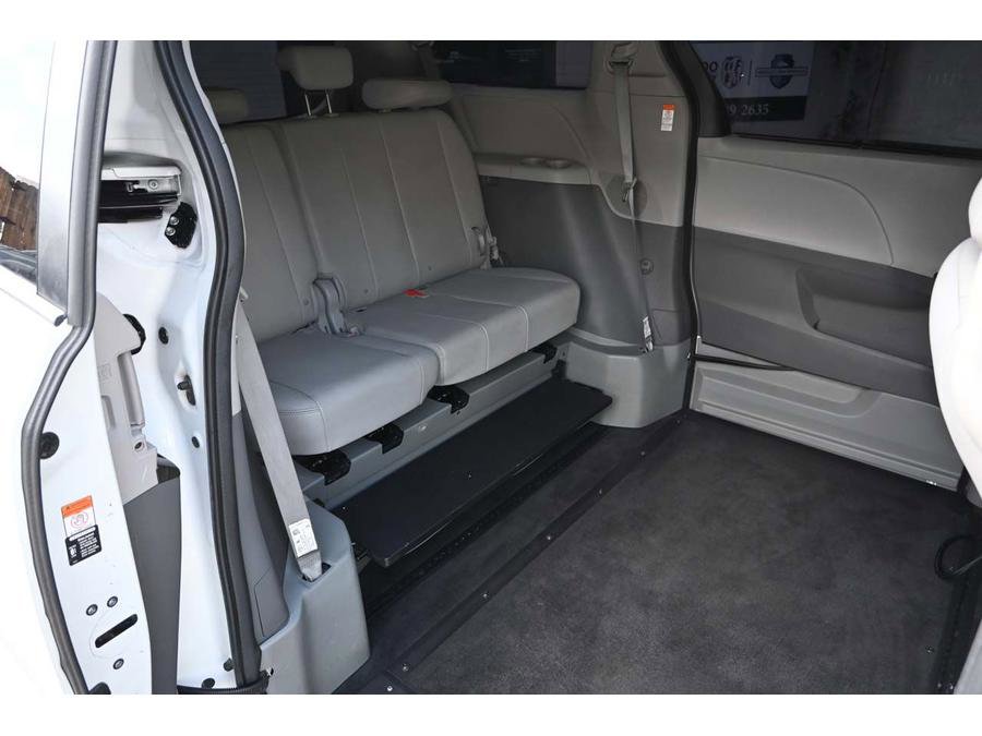 Used 2017 Toyota Sienna XLE Premium image 18