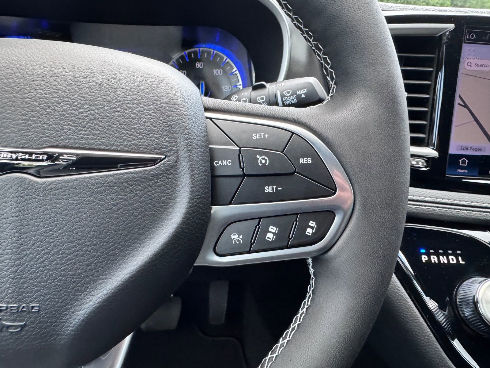 New 2025 Chrysler Pacifica Select w/ Uconnect Theater Family Group image 18