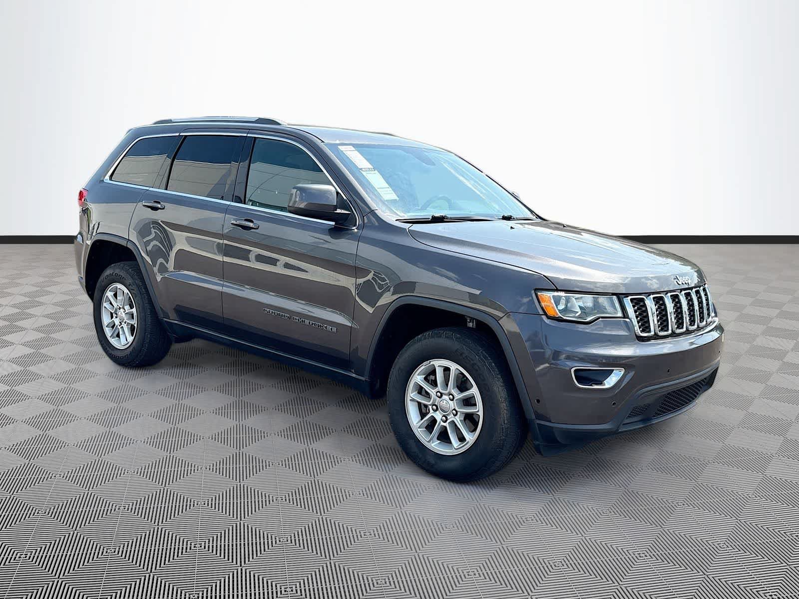 Used 2018 Jeep Grand Cherokee Laredo AWD/4WD image 3