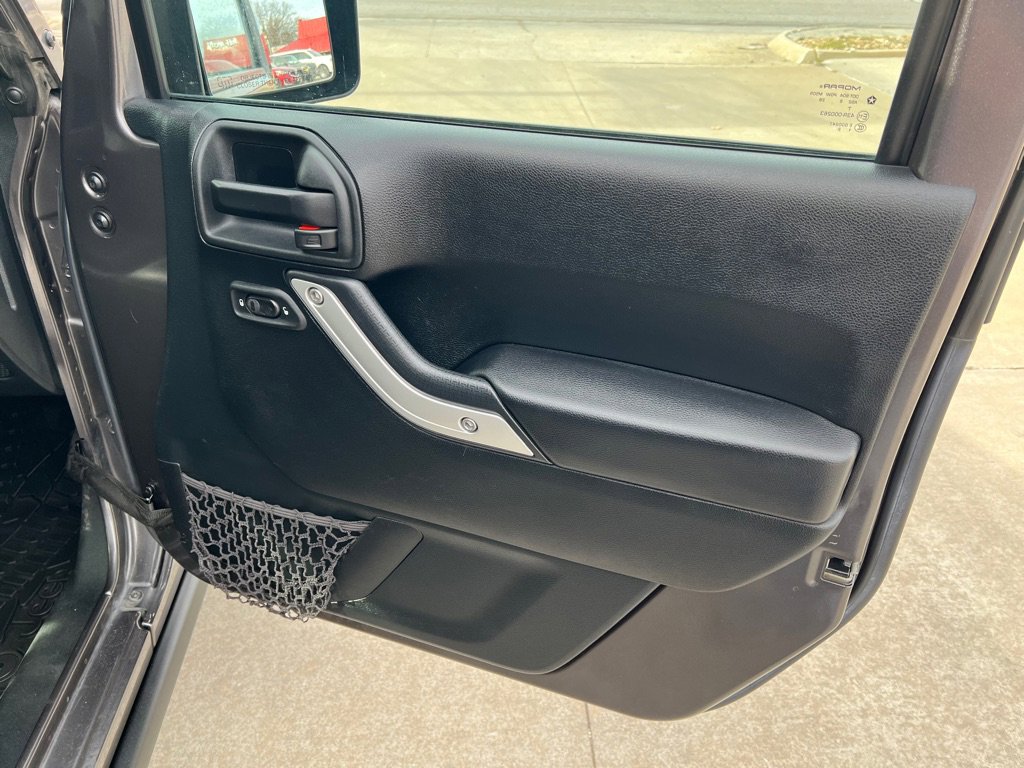 Used 2016 Jeep Wrangler Unlimited Rubicon w/ Connectivity Group image 9