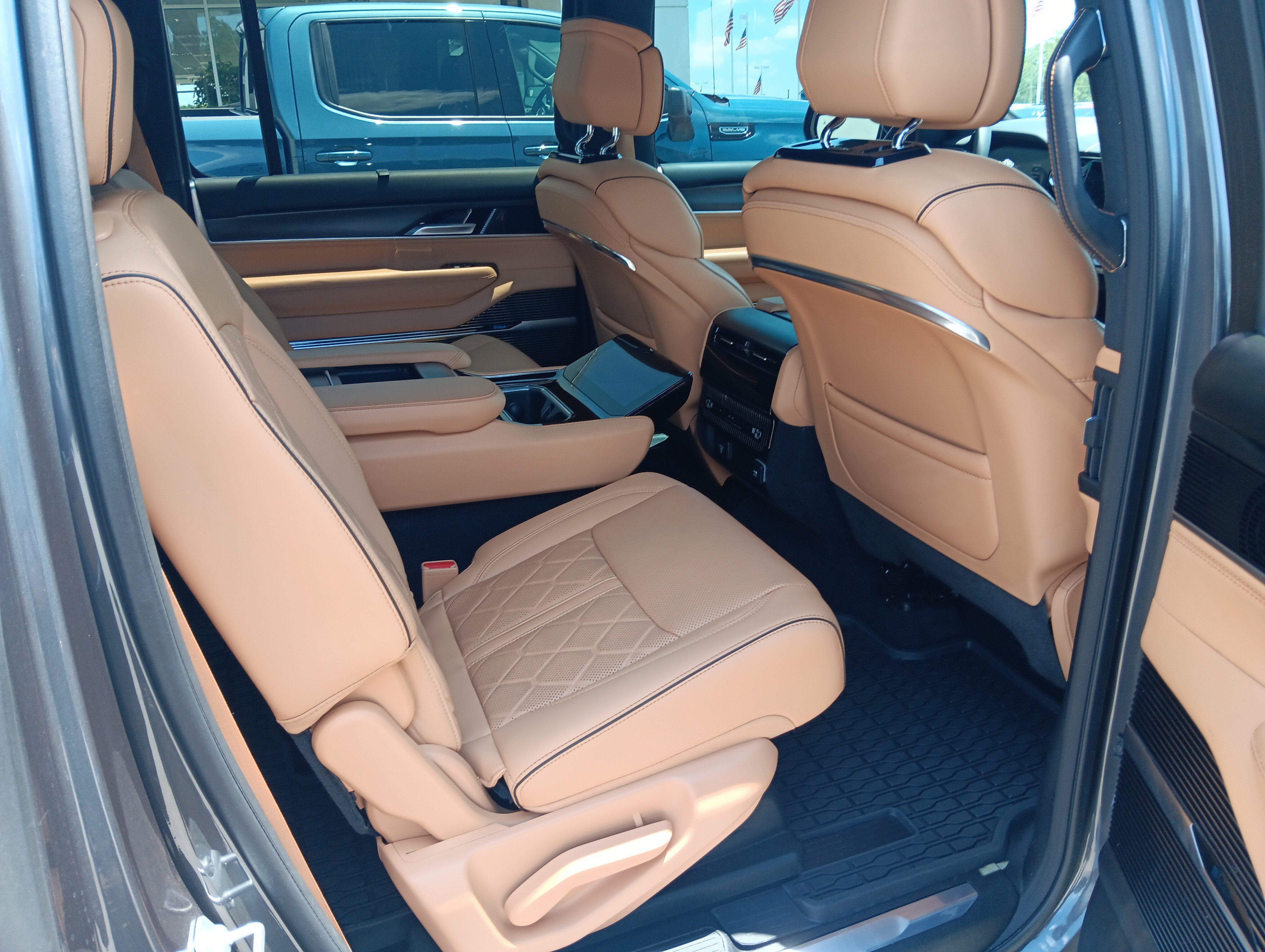 Used 2024 Jeep Grand Wagoneer Series III w/ Quick Order Packagew 28T AWD/4WD image 21