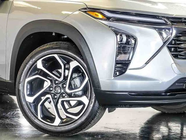 Certified 2025 Chevrolet Trax RS w/ Sunroof Package FWD image 4