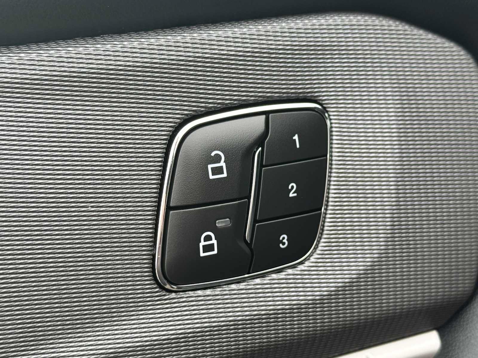 Used 2025 Ford Explorer ST AWD/4WD image 31