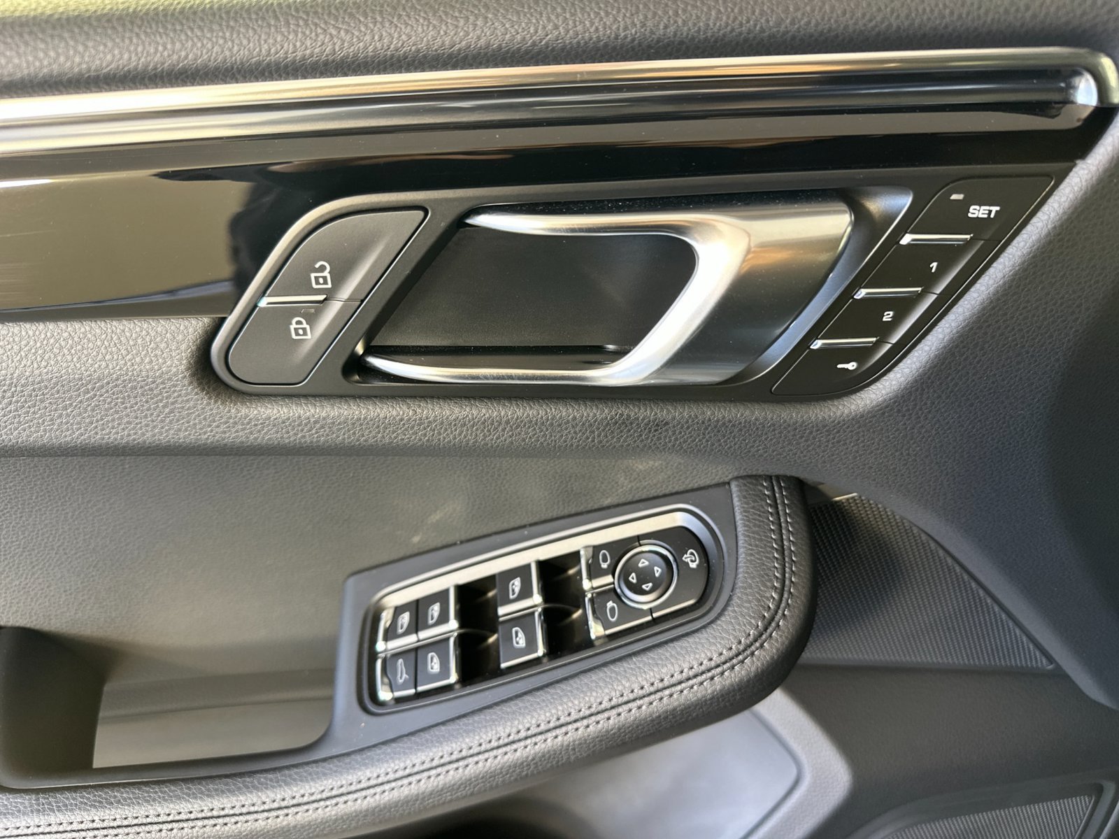 Certified 2026 Porsche Macan AWD/4WD image 12