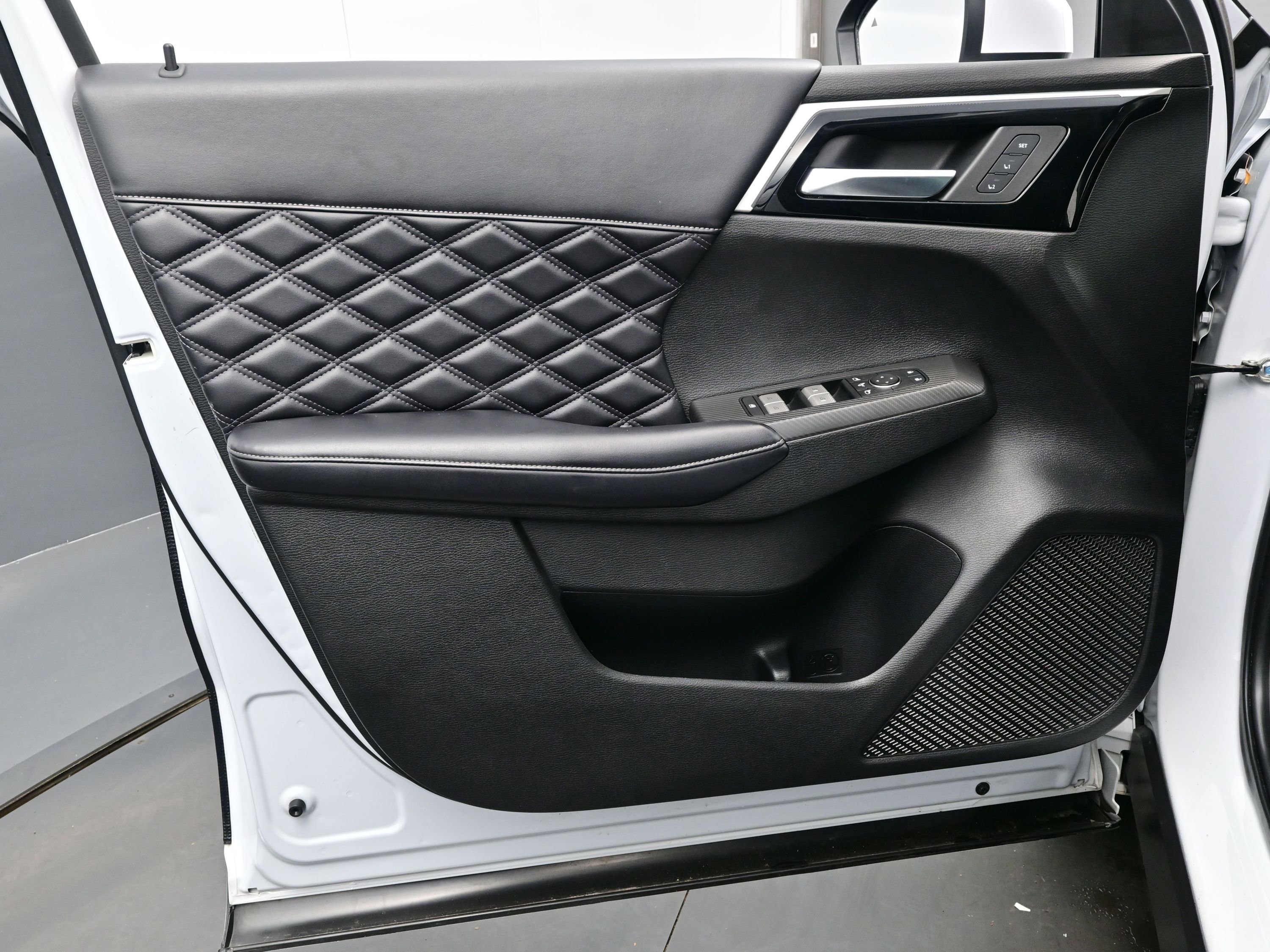 Used 2023 Mitsubishi Outlander SEL Black Edition image 10