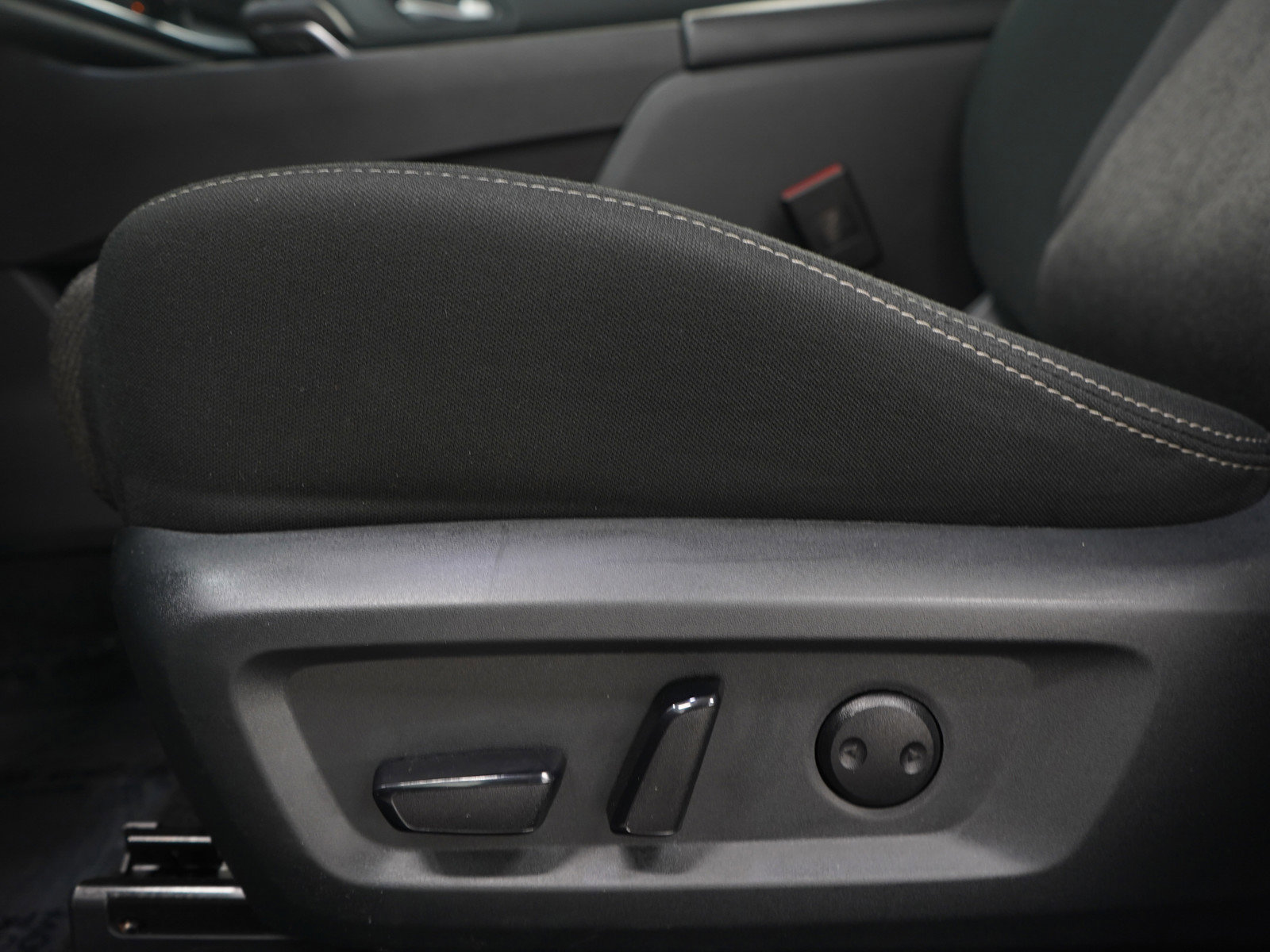 Used 2025 Nissan Rogue SV image 25