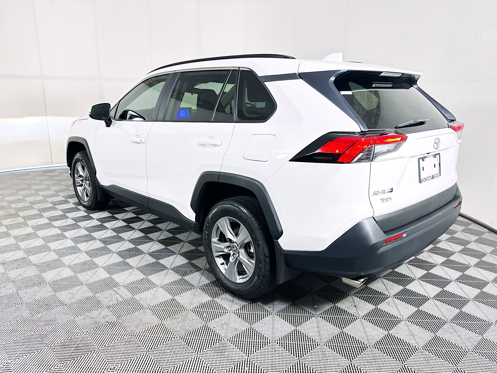 Used 2024 Toyota RAV4 XLE FWD image 5