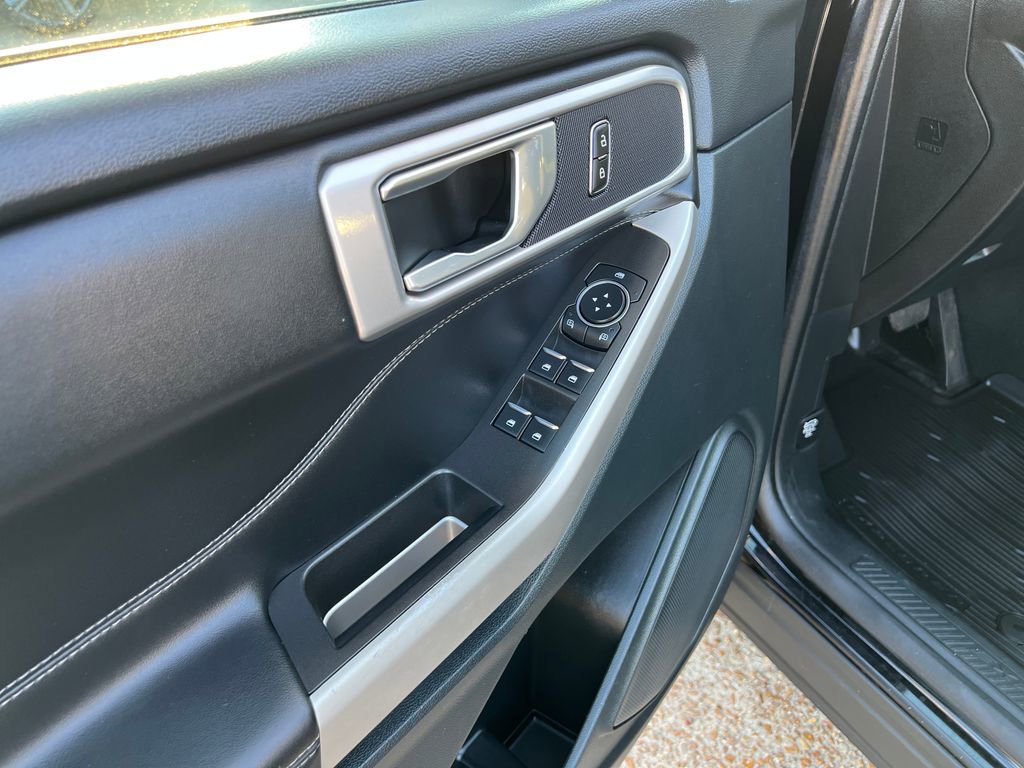 Used 2023 Ford Explorer XLT AWD/4WD image 12