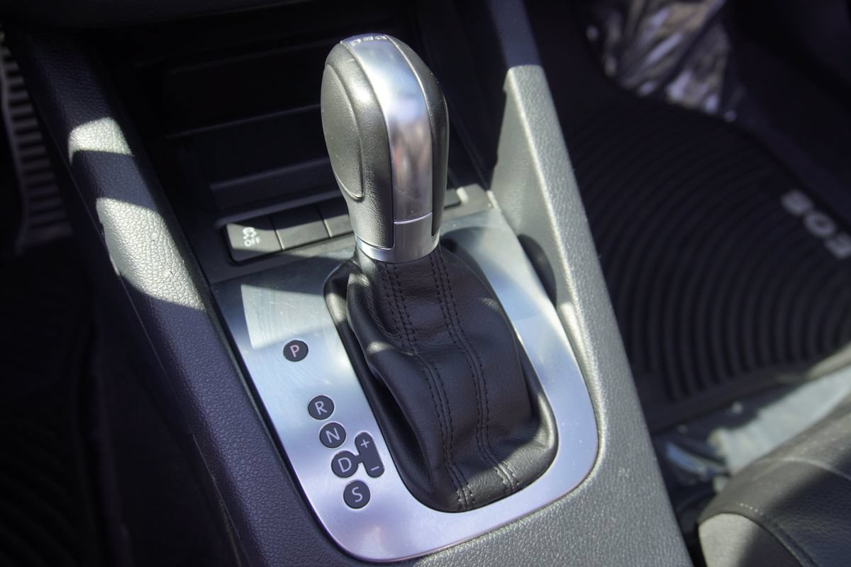 Used 2013 Volkswagen Eos FWD image 21