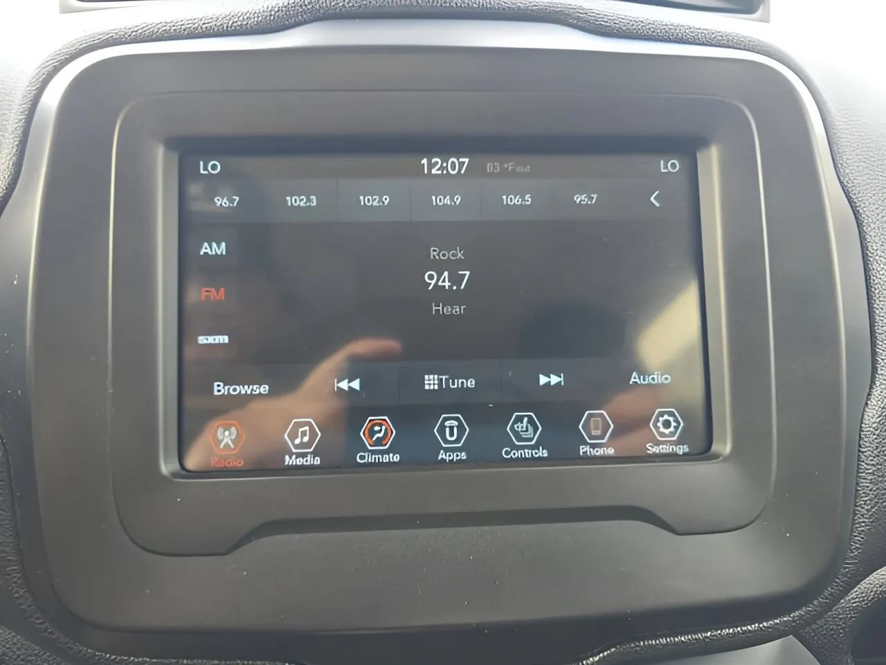 Used 2019 Jeep Renegade Latitude w/ Cold Weather Group AWD/4WD image 25