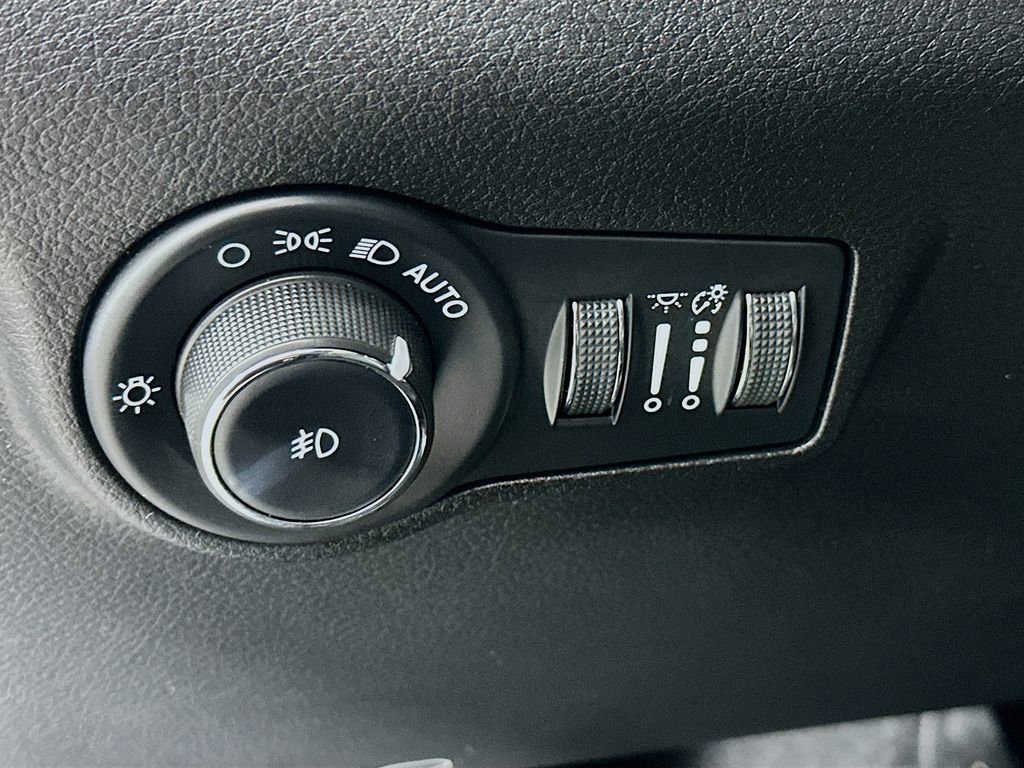 Used 2025 Jeep Compass Limited AWD/4WD image 17