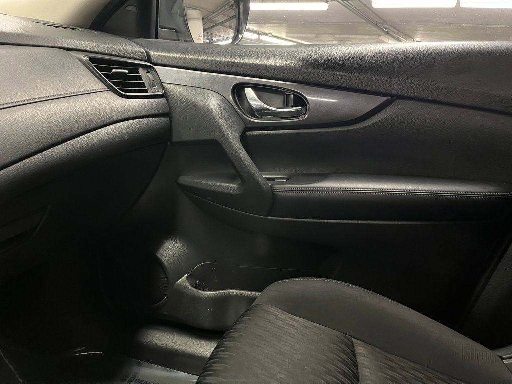 Used 2020 Nissan Rogue SV FWD image 28