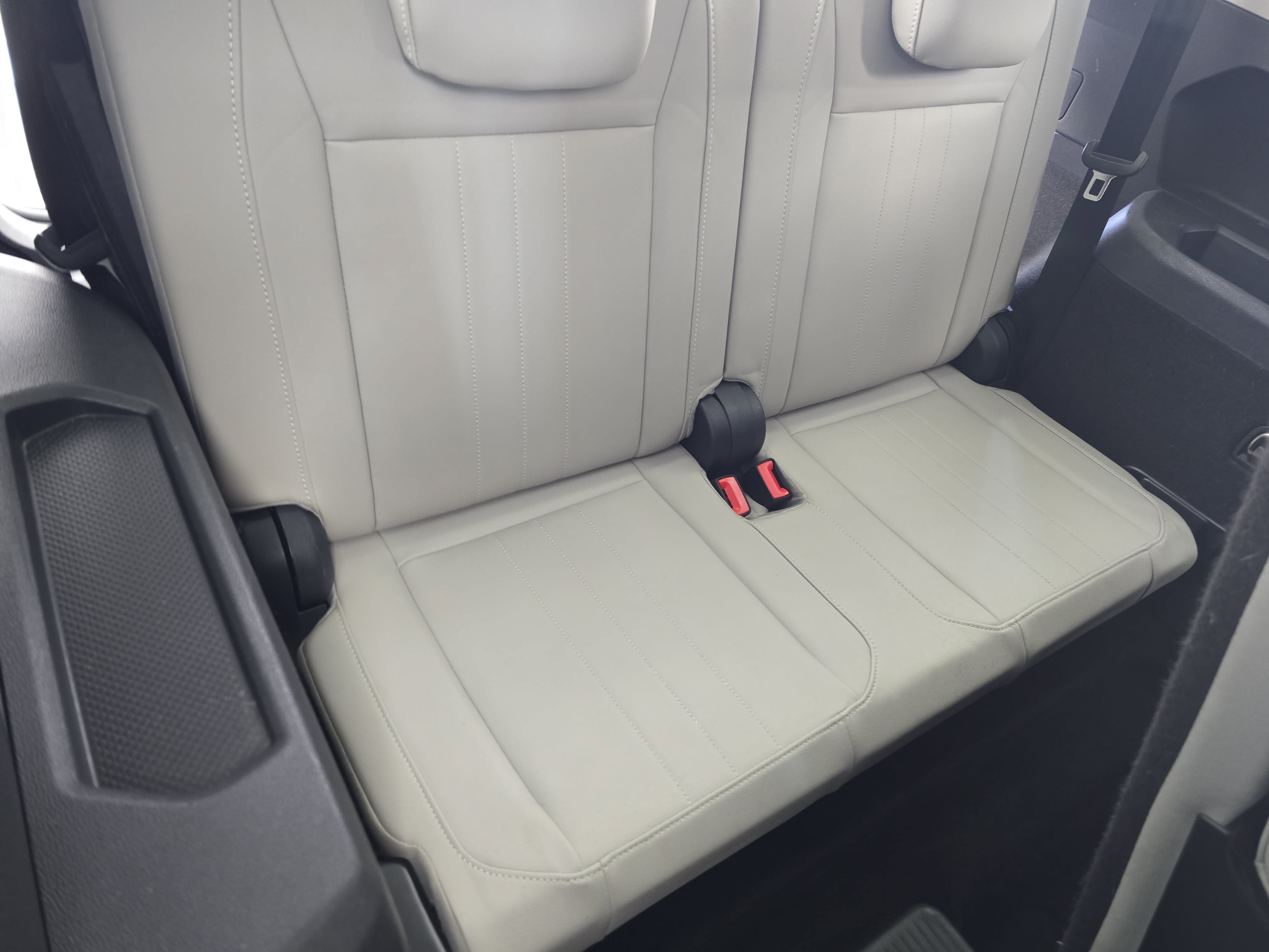 Used 2023 Volkswagen Tiguan SE w/ Panoramic Sunroof Package FWD image 12