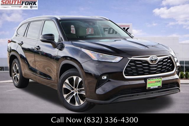 Used 2022 Toyota Highlander XLE AWD/4WD image 1