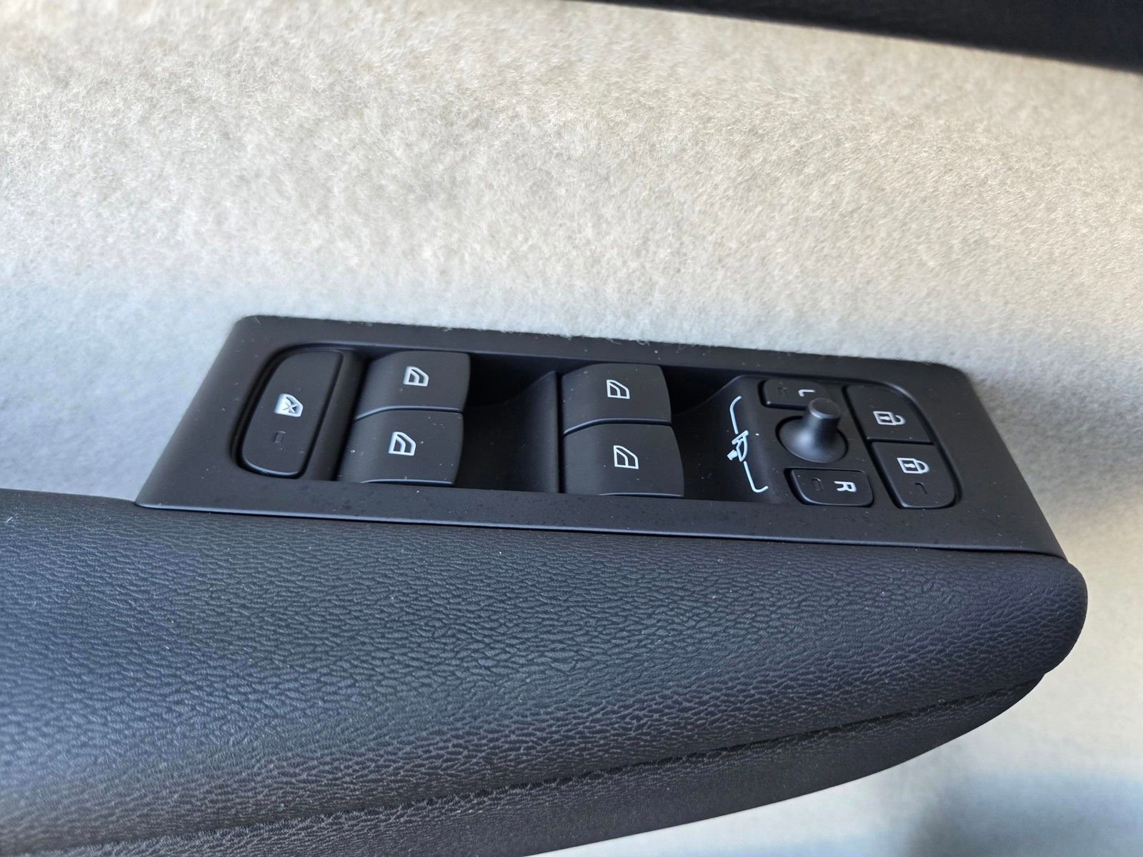 Certified 2025 Volvo XC40 B5 Plus image 24