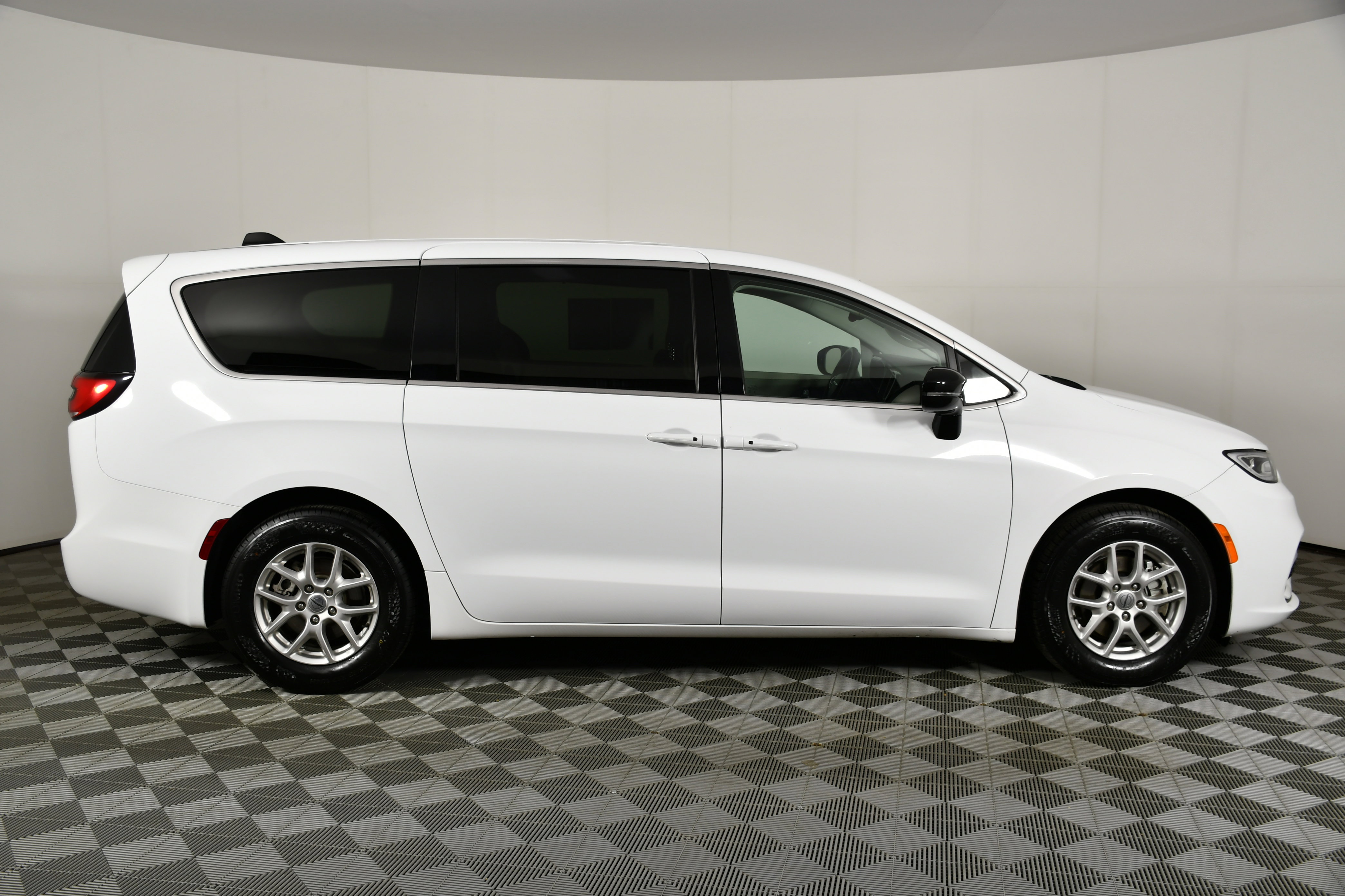 Used 2024 Chrysler Pacifica Touring-L image 5