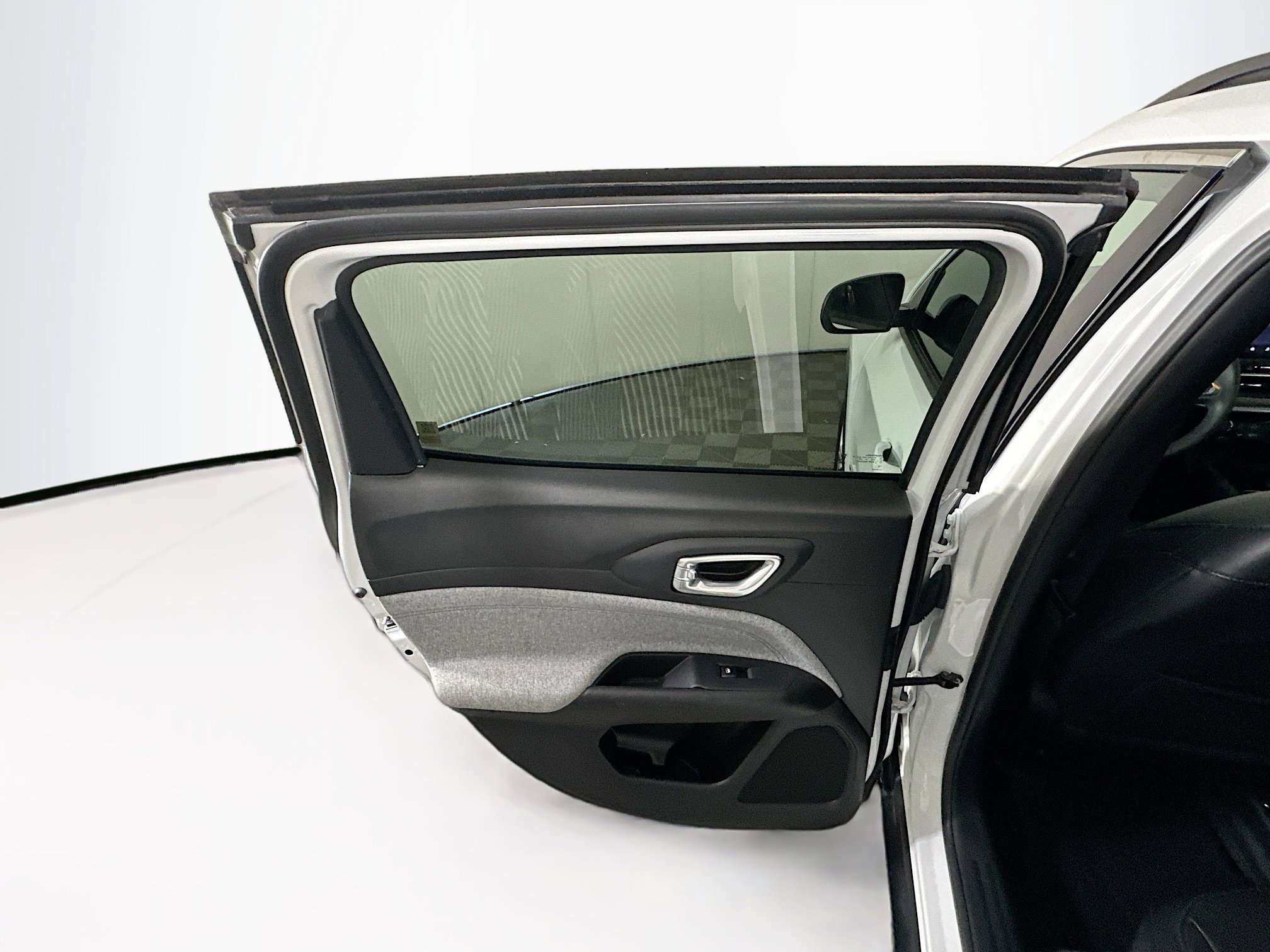 Used 2025 Jeep Compass Latitude image 24