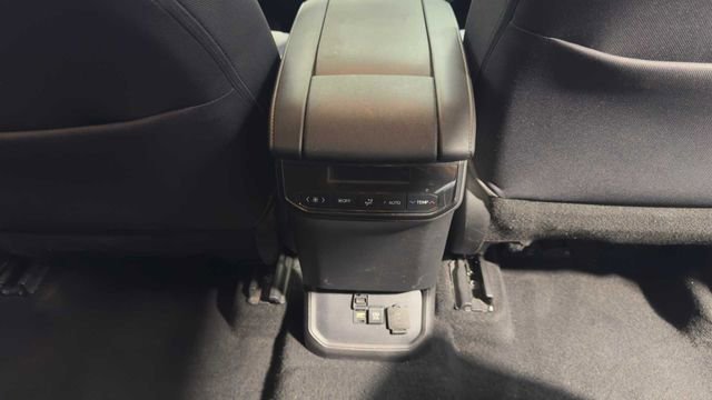 Used 2020 Toyota Highlander LE FWD image 15