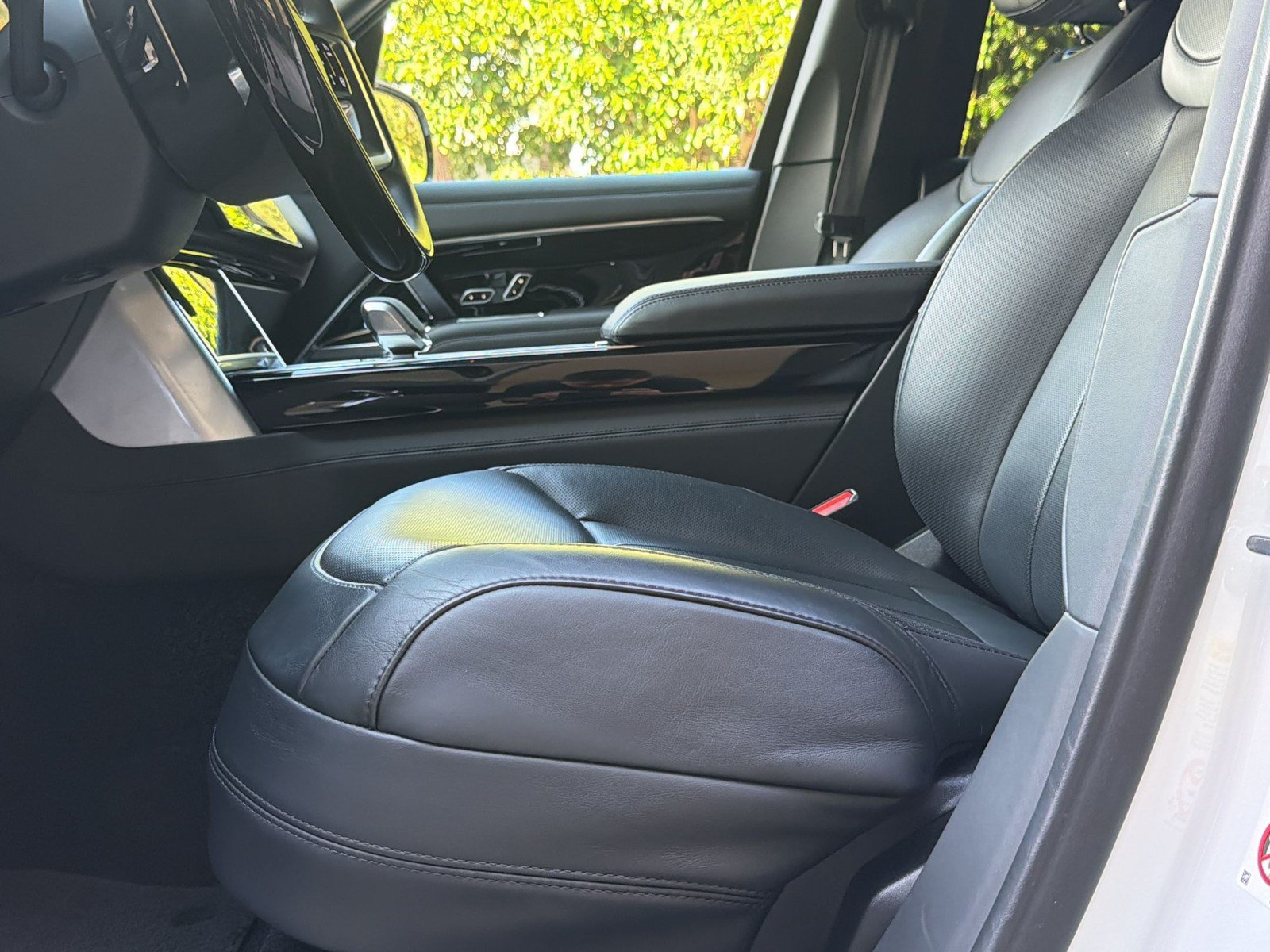 Certified 2025 Land Rover Range Rover Autobiography AWD/4WD image 22