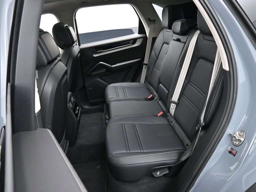 Certified 2025 Porsche Cayenne Turbo AWD/4WD image 25