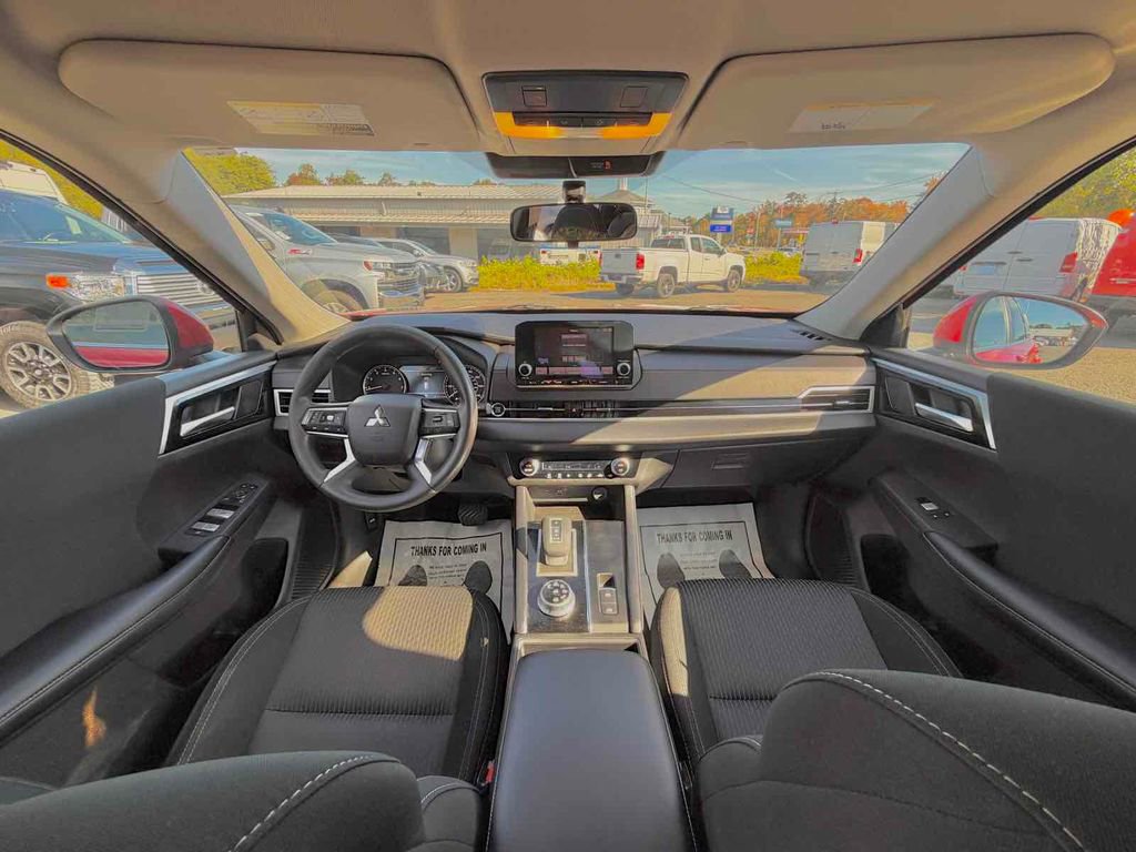 Used 2022 Mitsubishi Outlander ES image 19