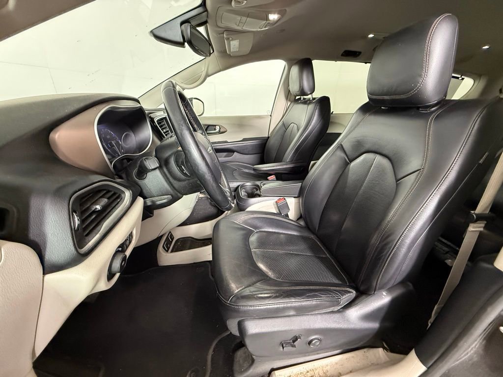 Used 2019 Chrysler Pacifica Touring-L image 5