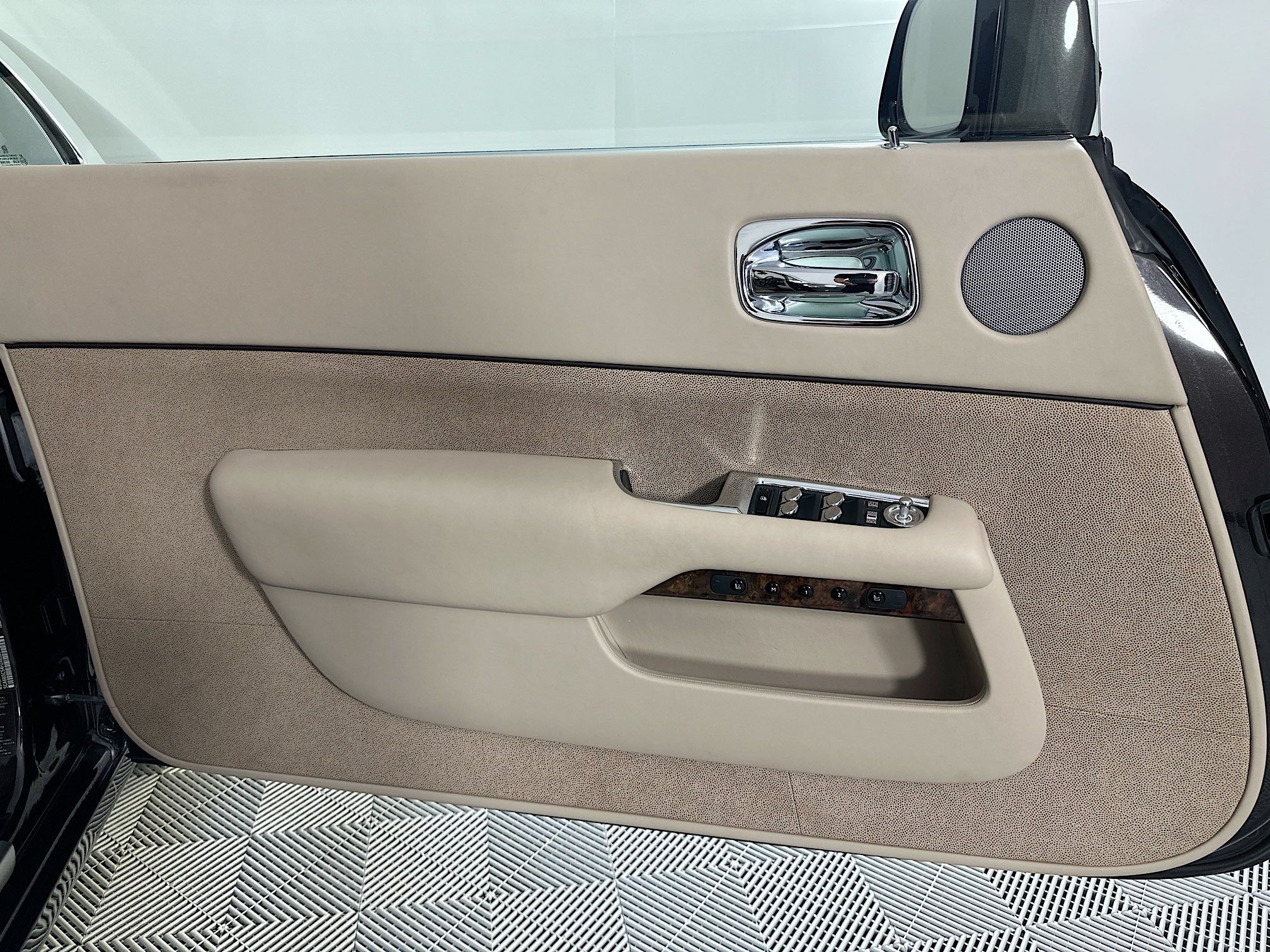 Certified 2015 Rolls-Royce Wraith RWD image 16