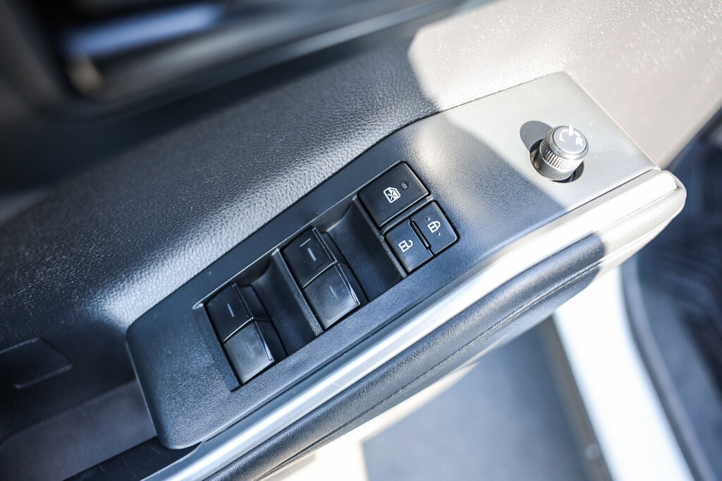 Used 2023 Toyota Highlander LE AWD/4WD image 10