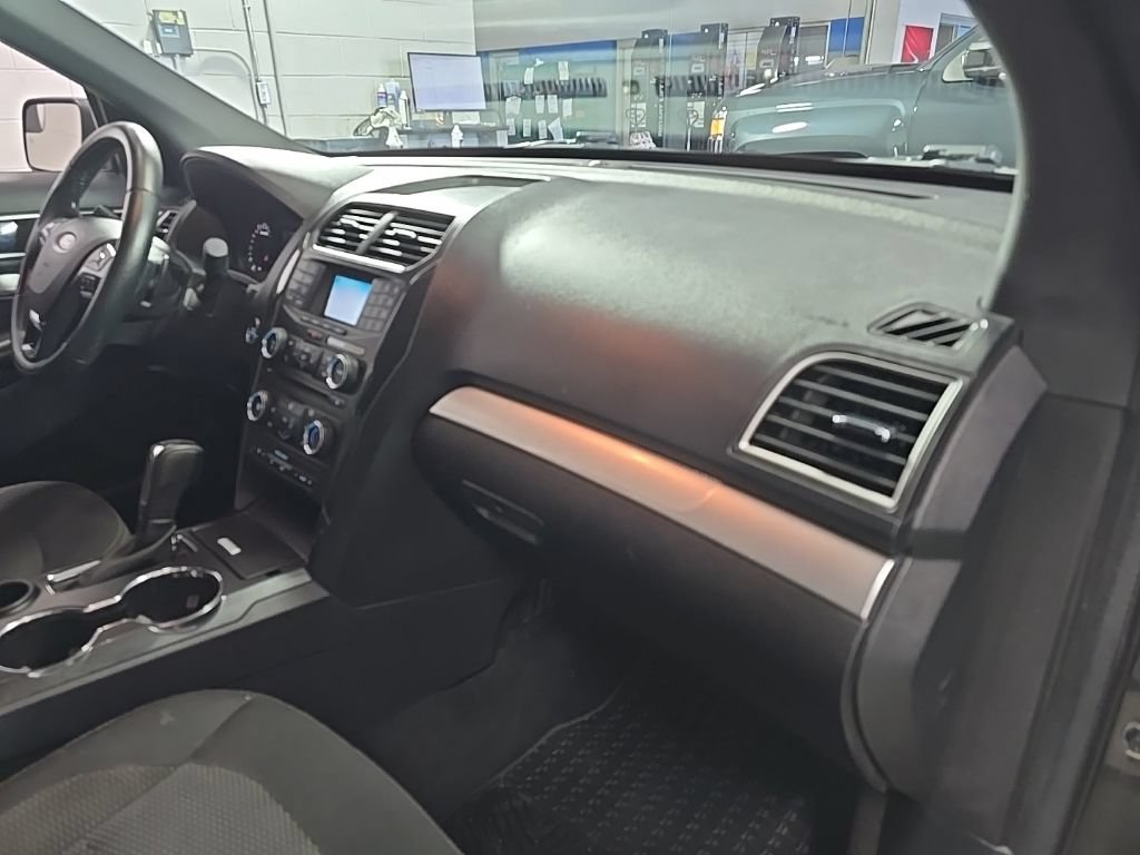 Used 2017 Ford Explorer XLT FWD image 32