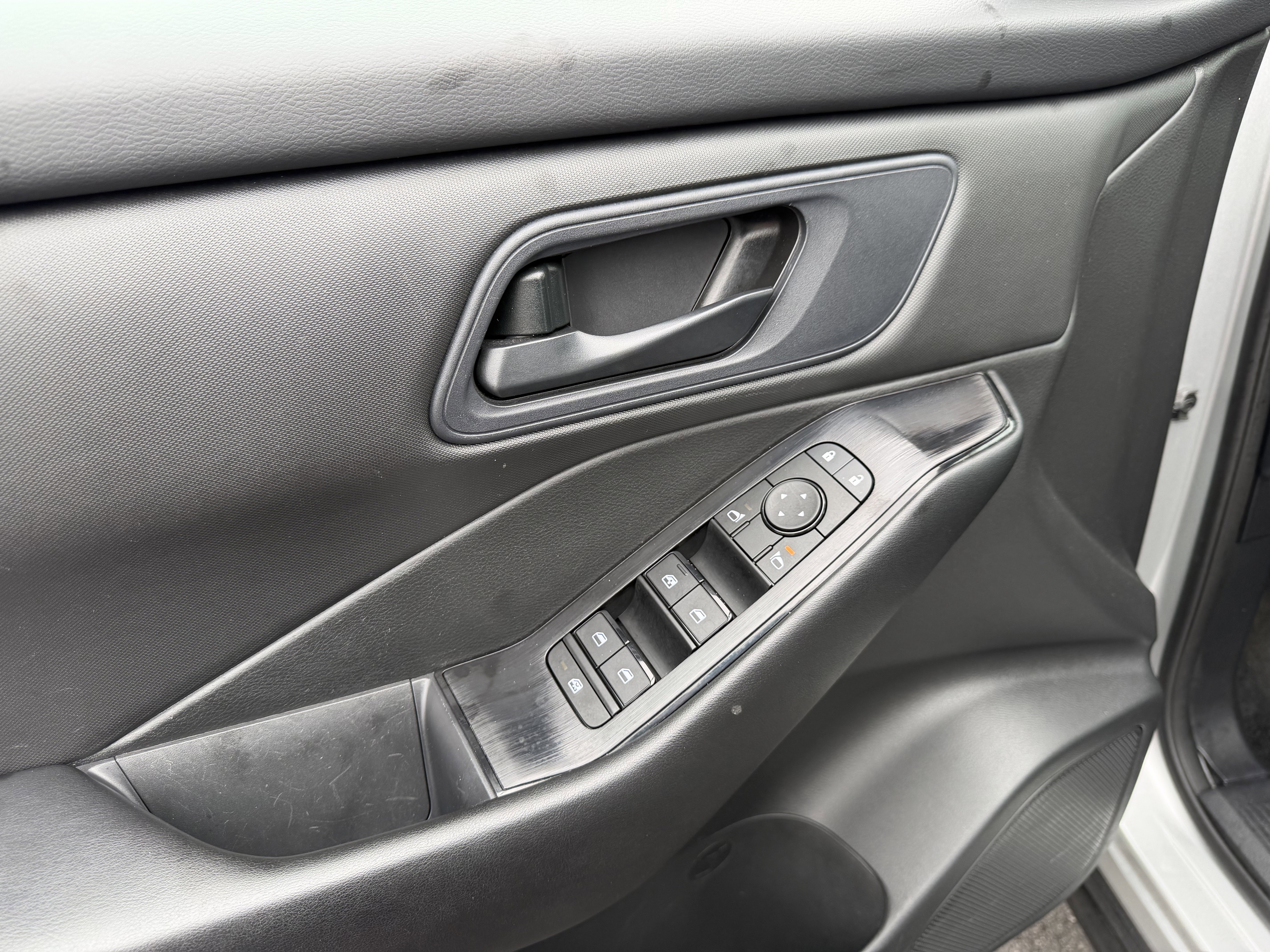 Used 2024 Nissan Rogue S AWD/4WD image 21