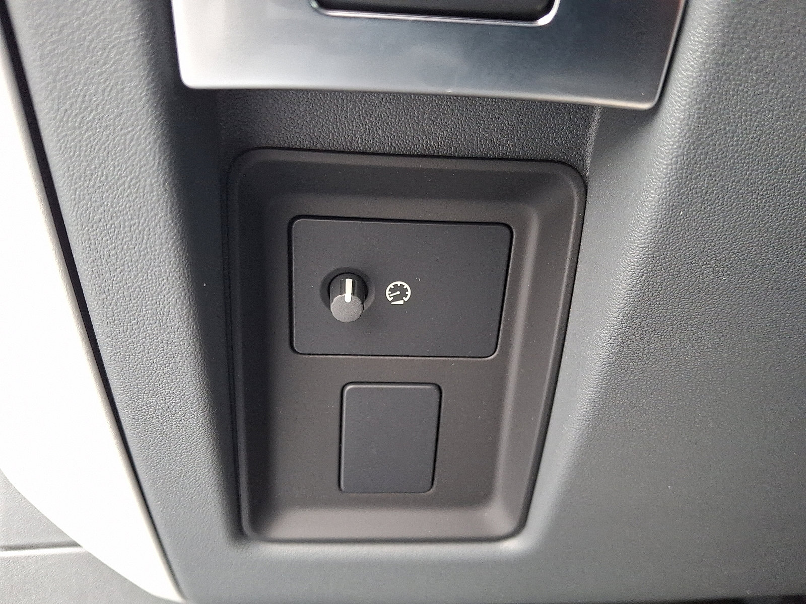 New 2026 Land Rover Defender 110 S image 19
