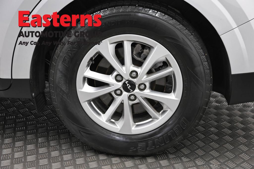 Used 2022 Kia Carnival LX image 32