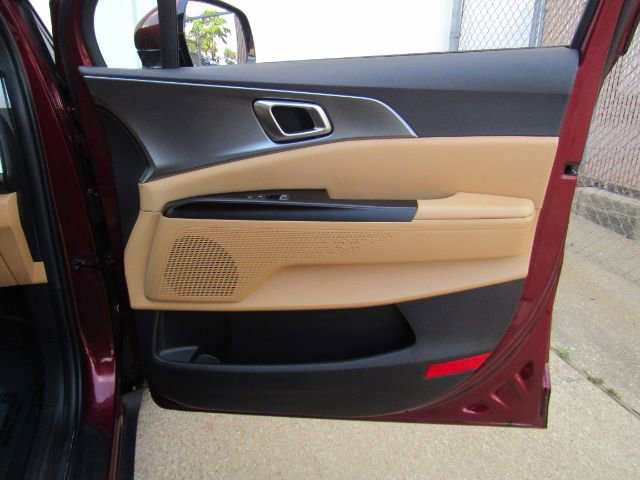 Used 2023 Kia Carnival LX image 23