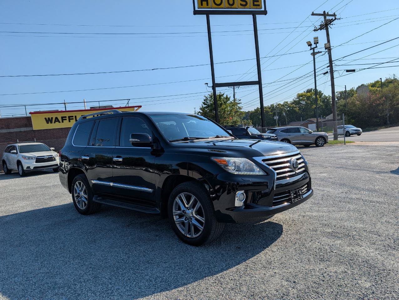 Used 2013 Lexus LX 570 4WD w/ Luxury Pkg w/Pre-crash image 3