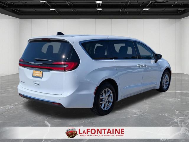 Used 2024 Chrysler Pacifica Touring-L image 5