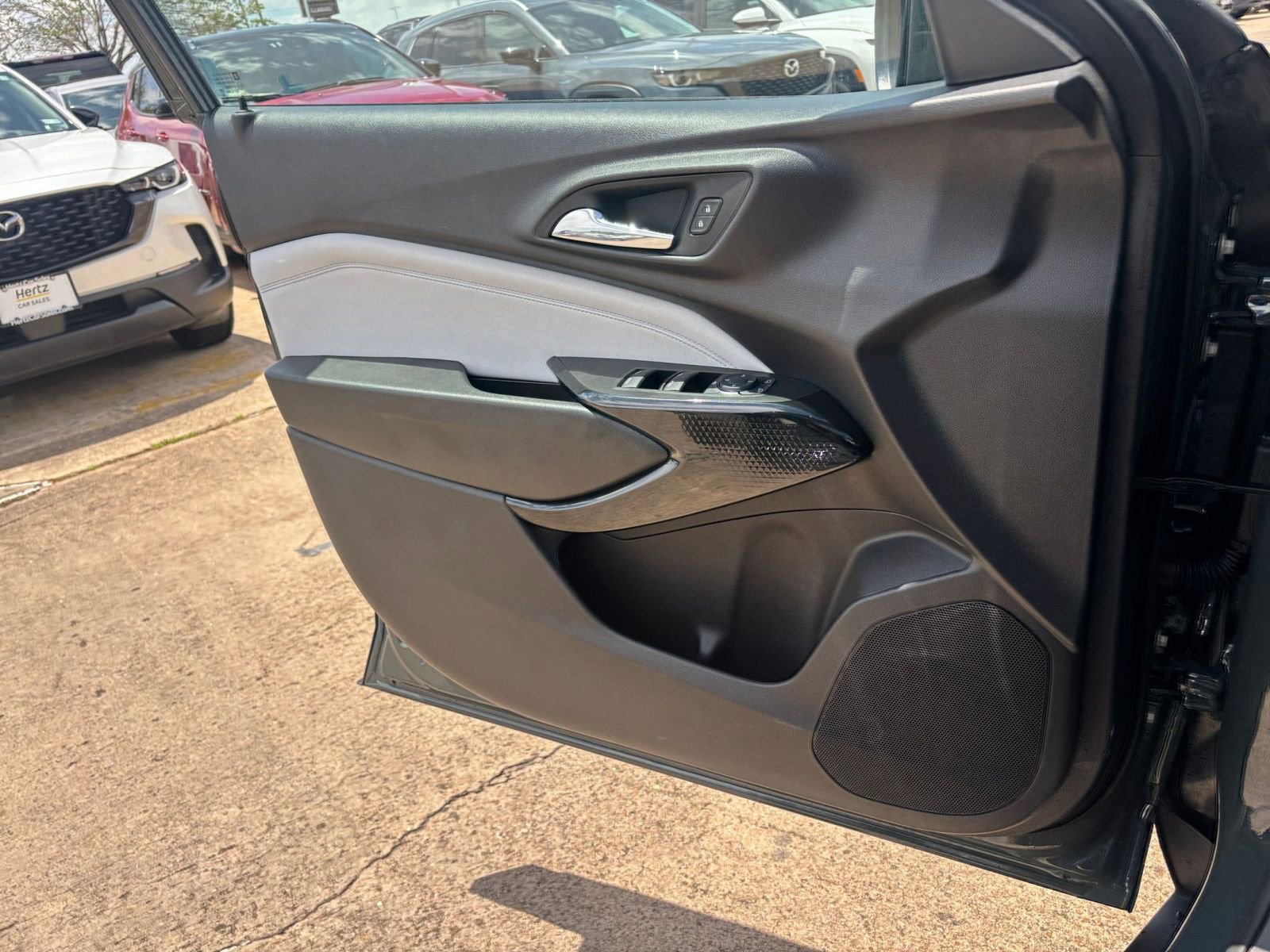 Used 2025 Chevrolet Trax LT FWD image 18