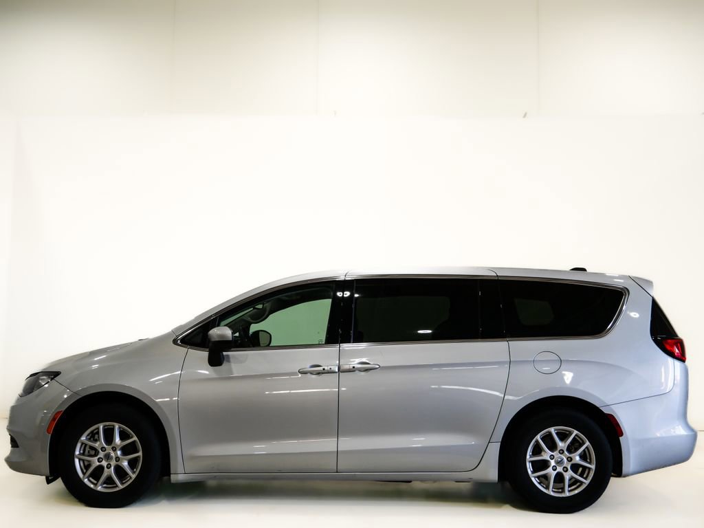 Used 2023 Chrysler Voyager LX image 5