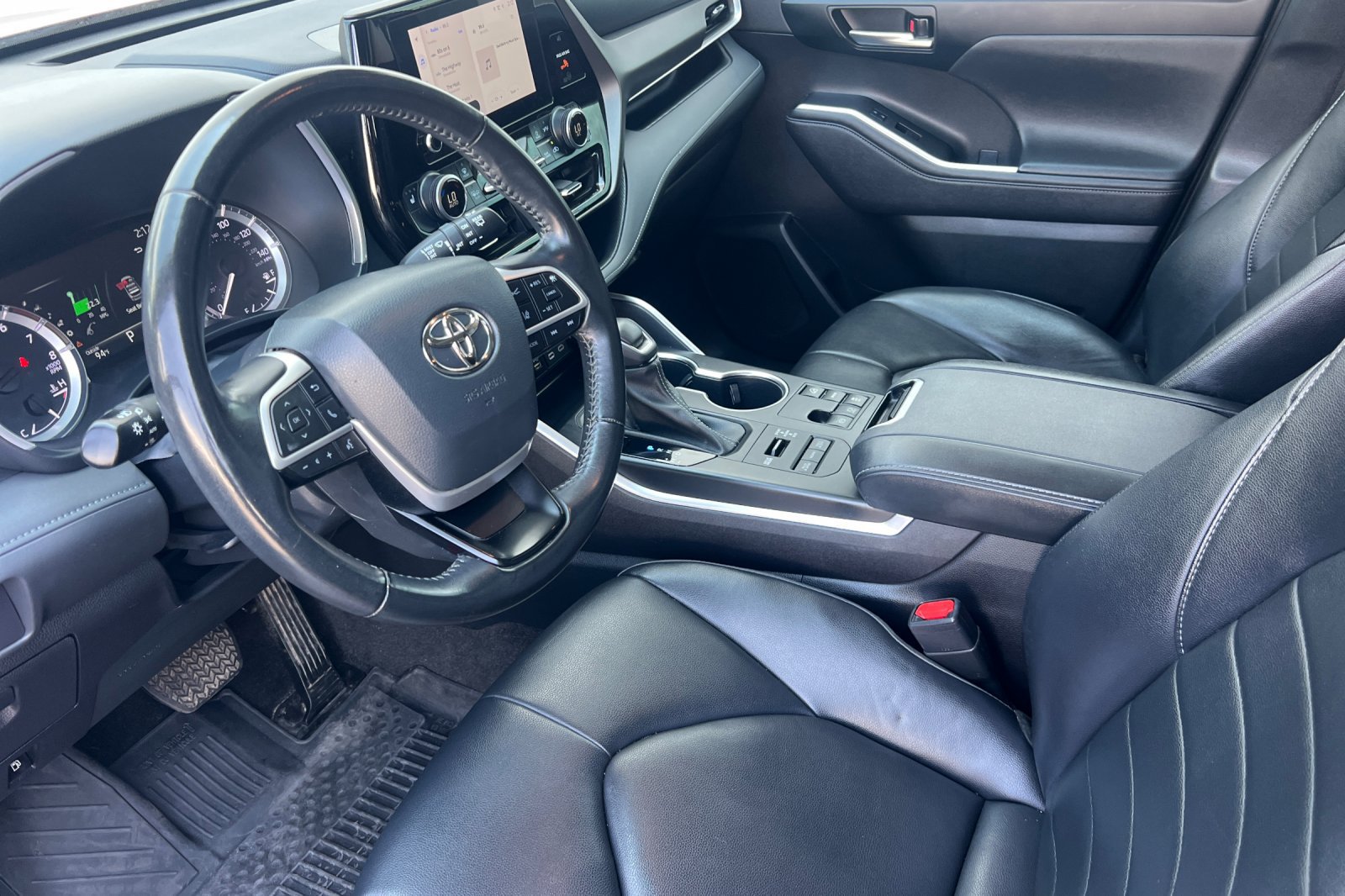 Used 2023 Toyota Highlander XLE AWD/4WD image 7