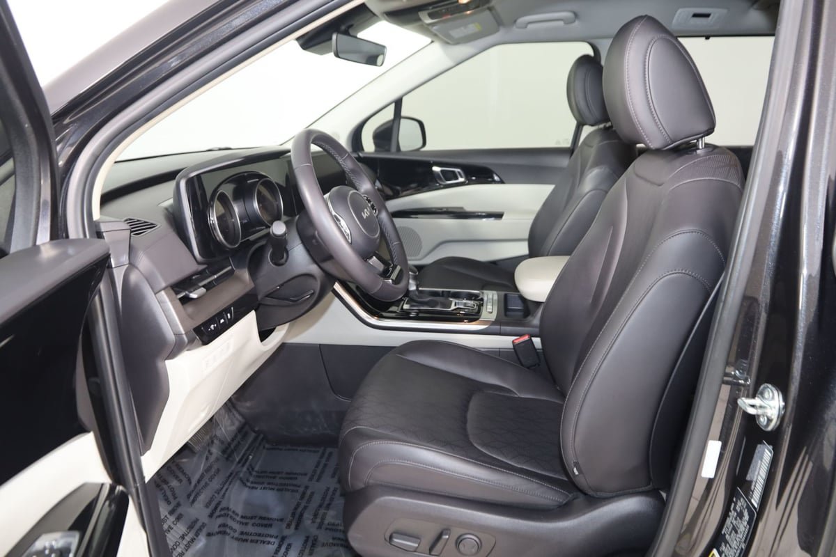 Used 2024 Kia Carnival EX FWD image 12