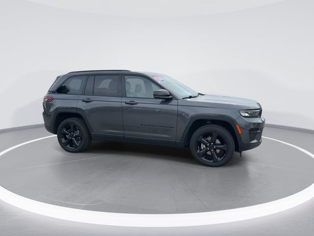 Used 2024 Jeep Grand Cherokee Laredo AWD/4WD image 8