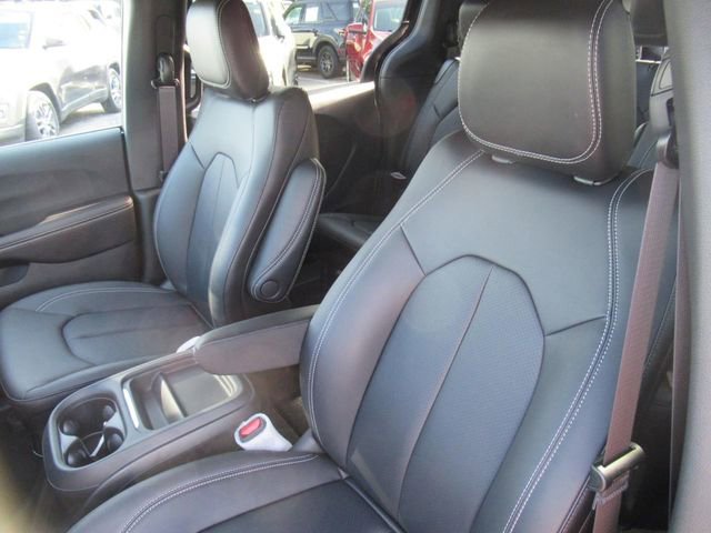 New 2027 Chrysler Pacifica Select FWD image 16