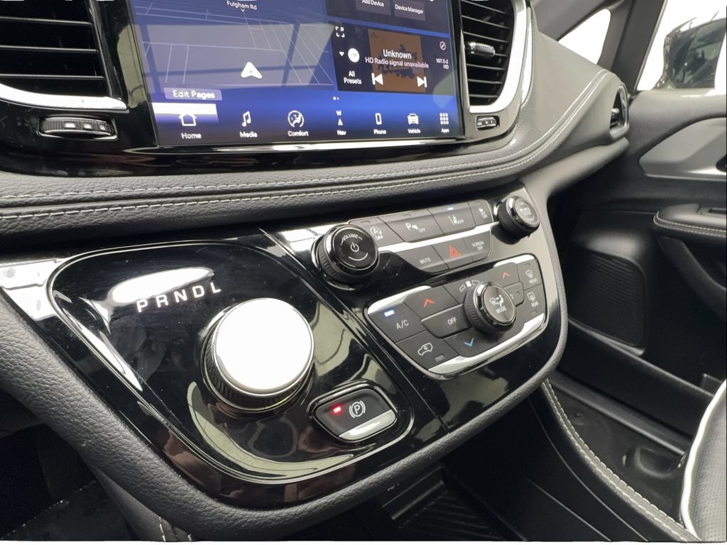 Used 2025 Chrysler Pacifica Limited FWD image 42