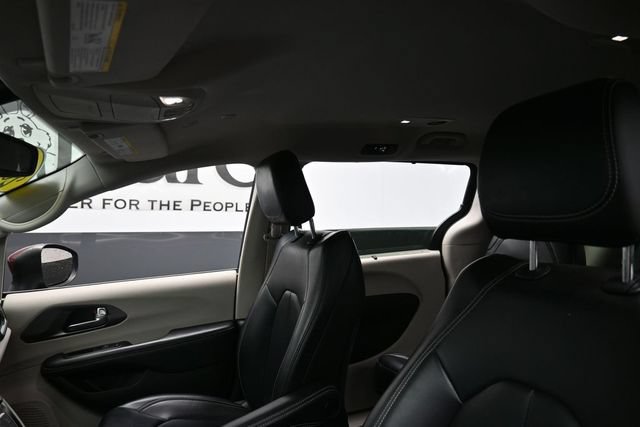 Used 2023 Chrysler Pacifica Touring-L FWD image 18