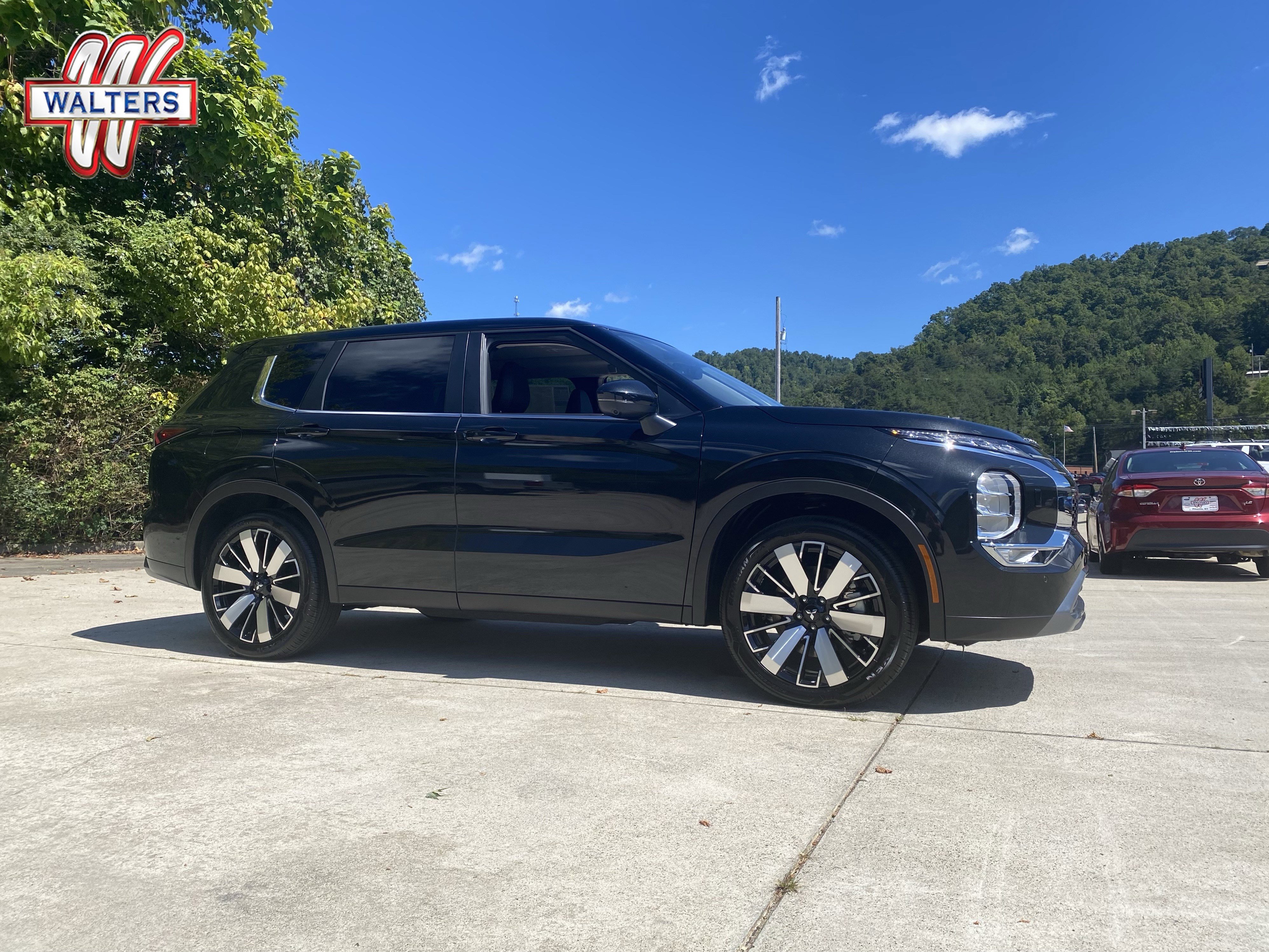 New 2025 Mitsubishi Outlander SE image 1