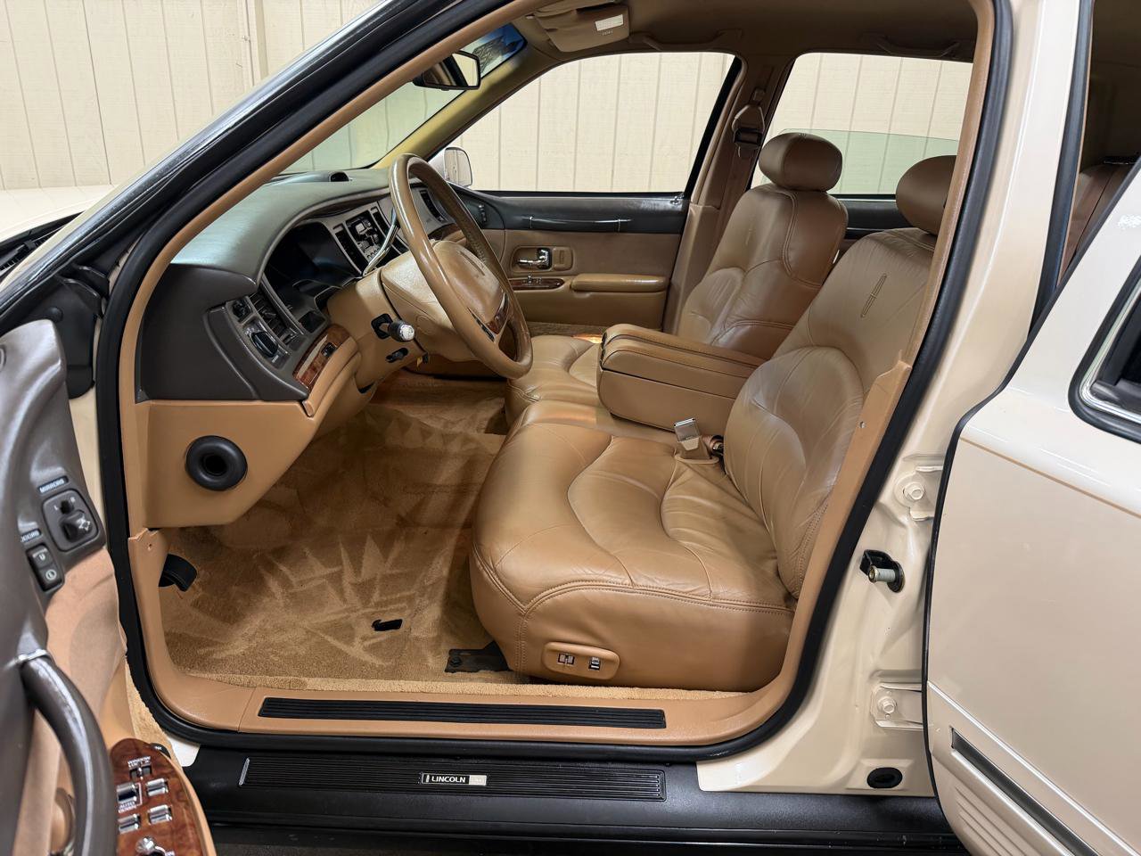 Used 1996 Lincoln Town Car Signature image 10