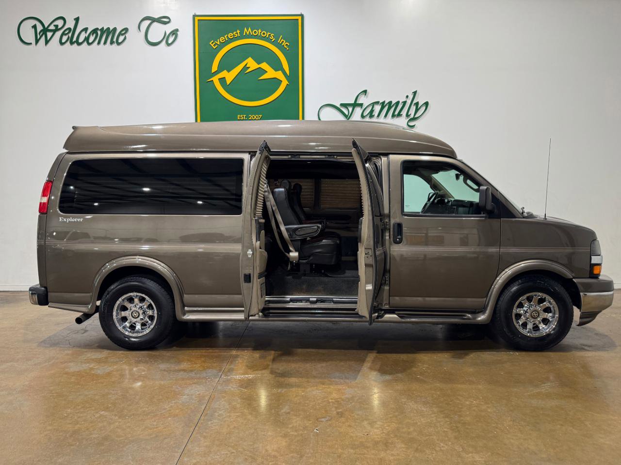 Used 2016 Chevrolet Express 2500 Extended image 36