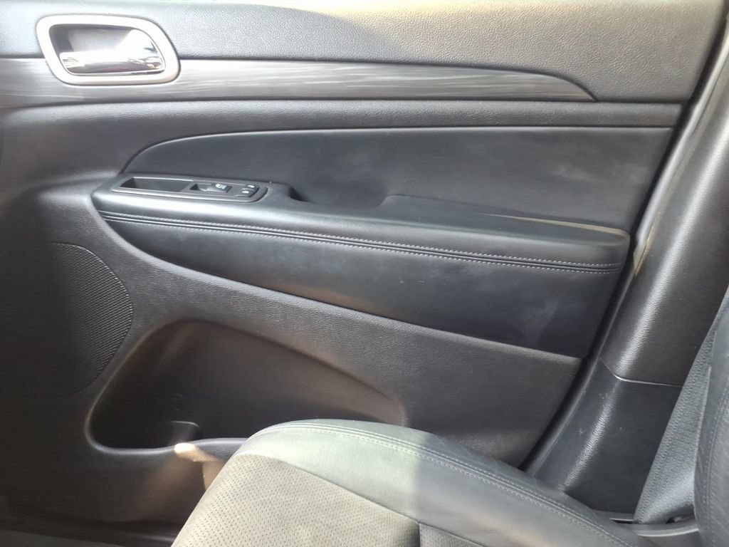 Used 2020 Jeep Grand Cherokee Altitude RWD image 27