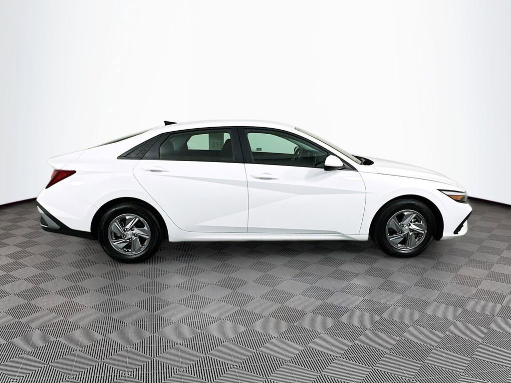 Certified 2025 Hyundai Elantra SE image 4