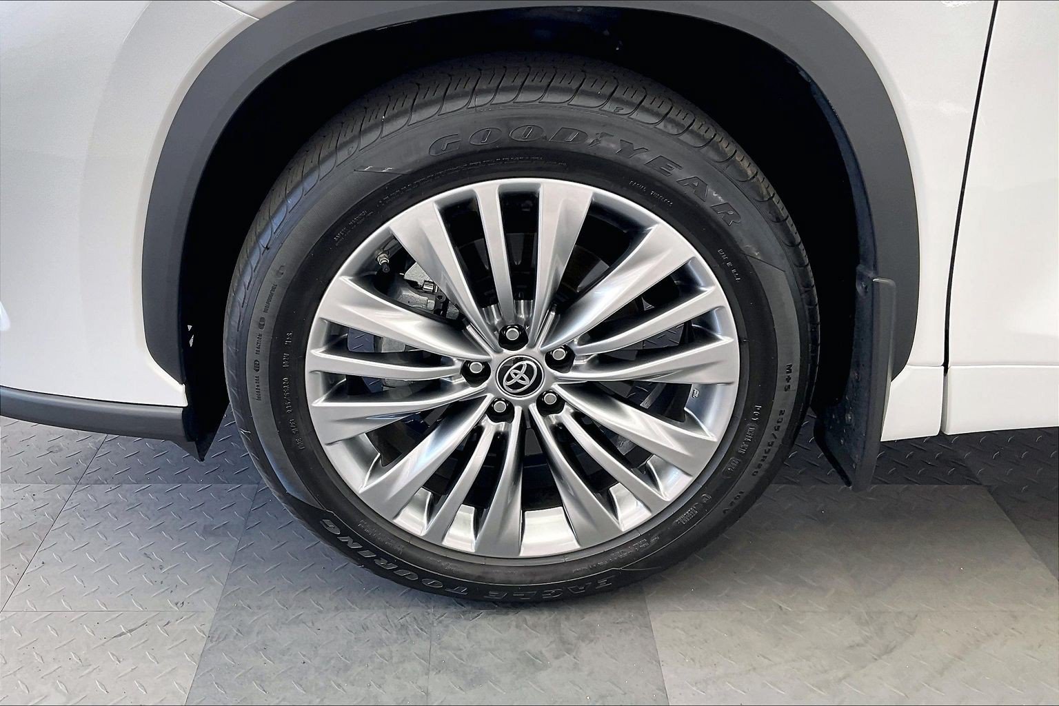 Used 2024 Toyota Highlander Platinum AWD/4WD image 8