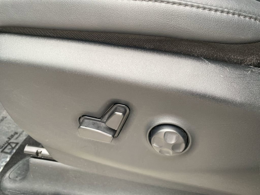 Used 2024 Chrysler Pacifica Touring-L image 12